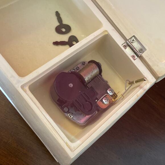 Sankyo Musical Jewelry Box Plays Wind Beneath my Wings Mother's Day Gift Mom GUC - Picture 12 of 12